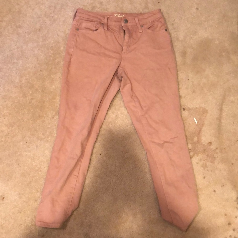 A size 27 high rise pants a pretty light pink color. In very good condition.
